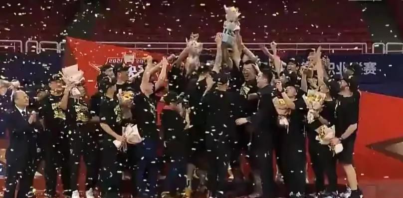 雷光闪烁间，他傲然立于天地，气质卓然。